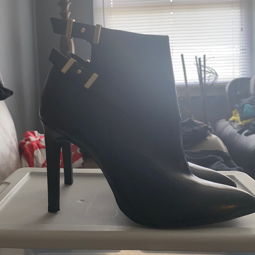 Guess leather booties!